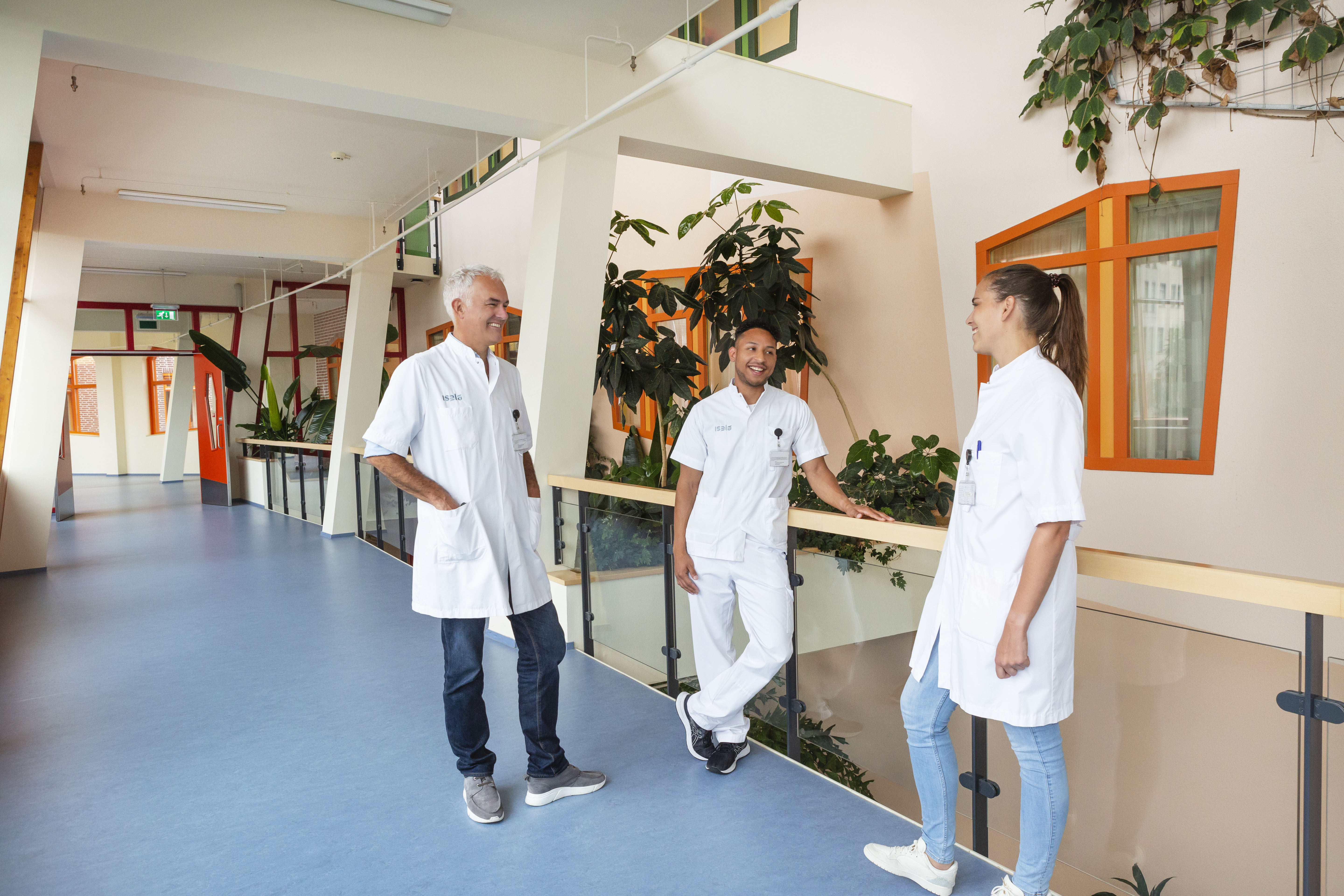 Drie medisch en paramedisch specialisten met elkaar in gesprek