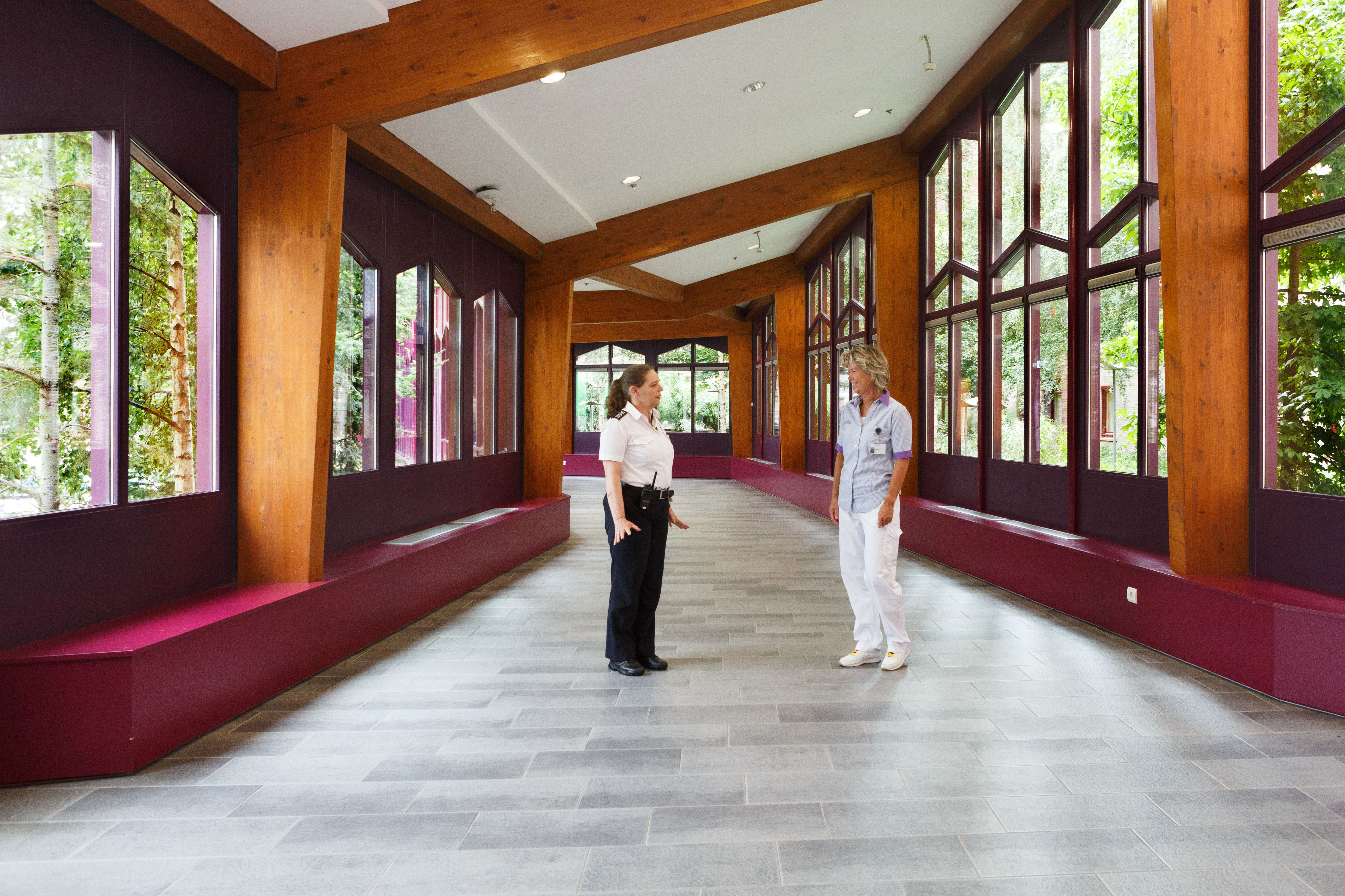 Een beveiliger en een facilitair medewerker staan in de gang van Isala Zwolle