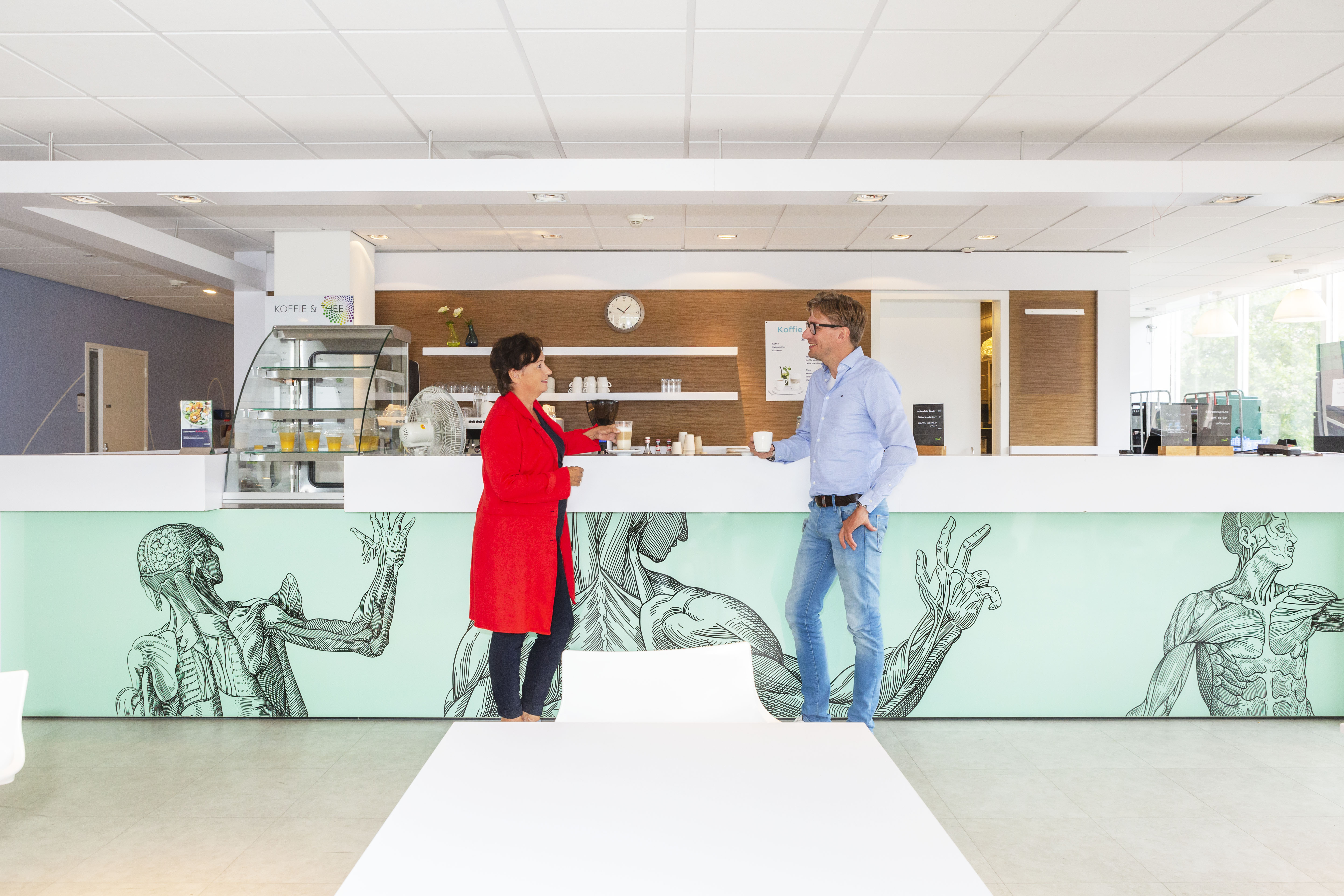 Vrouw en man met koffie in de espressobar van Isala Zwolle