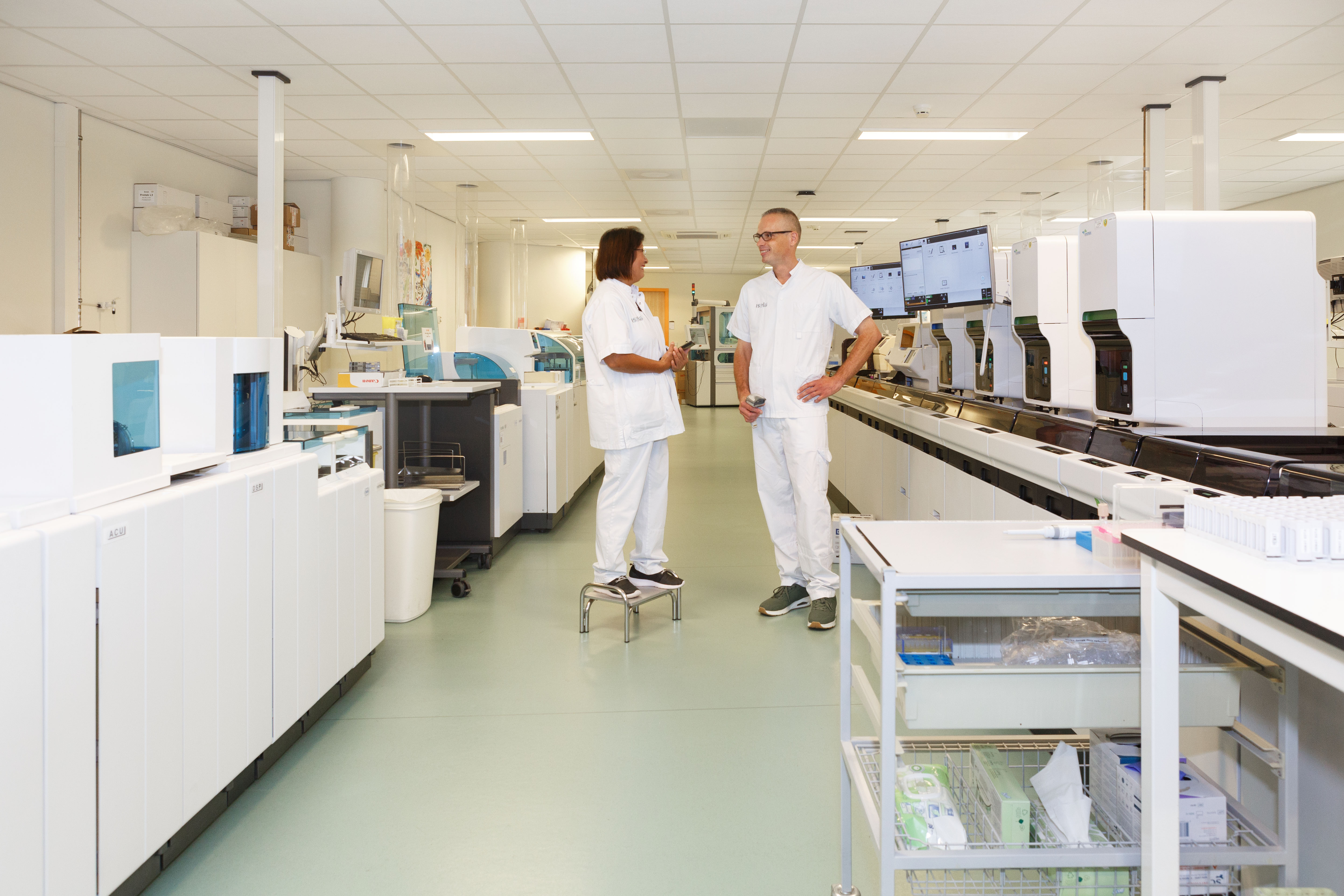 Twee medewerkers van het laboratorium in gesprek bij teststraat