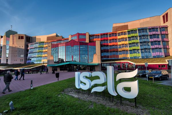 Hoofdingang van ziekenhuis Isala Zwolle Hoofdingang van ziekenhuis Isala Zwolle