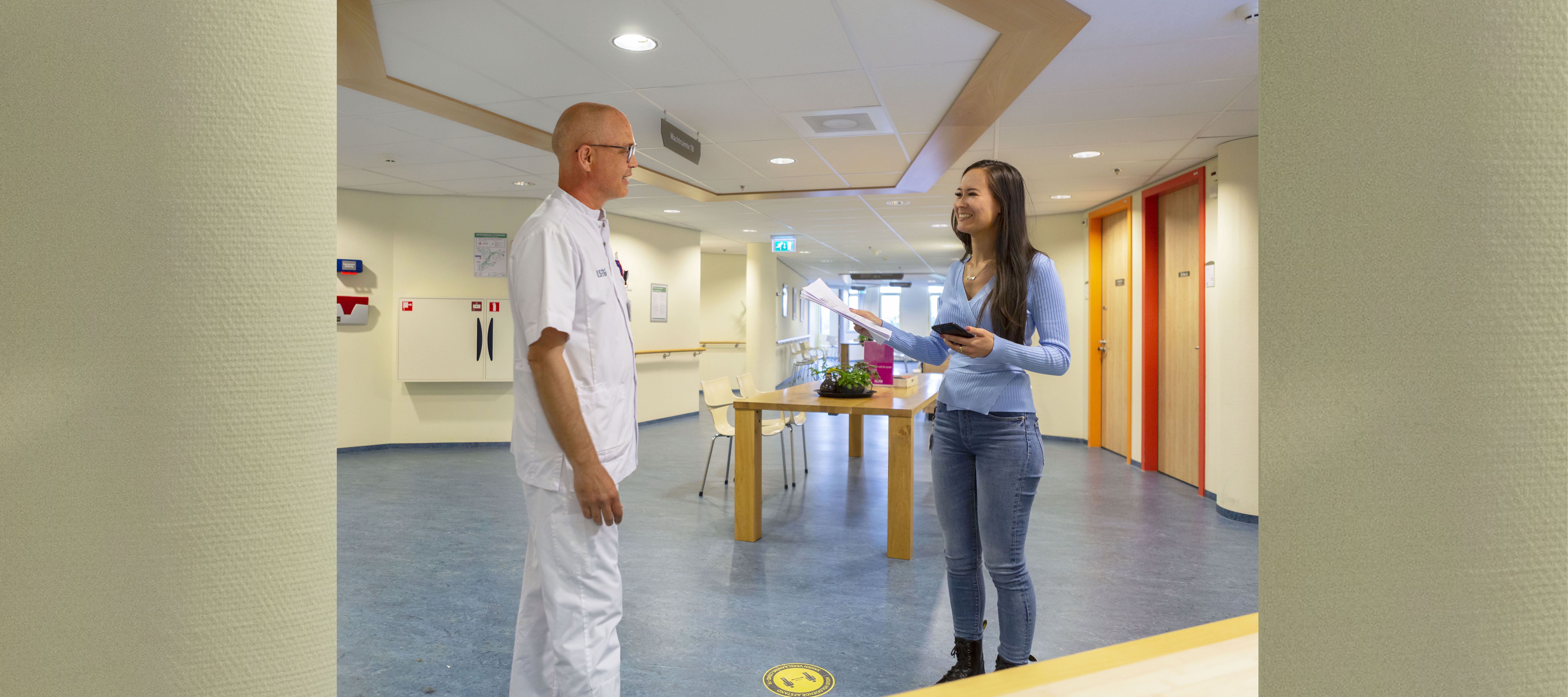 Hartfunctielaborant en secretaresse in gesprek